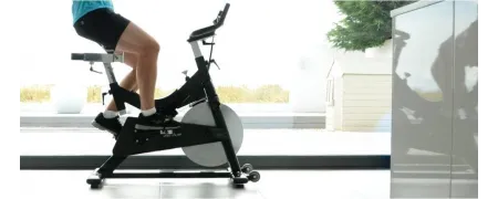 Vélo d'appartement, matériel de sport particulièrement accessible,